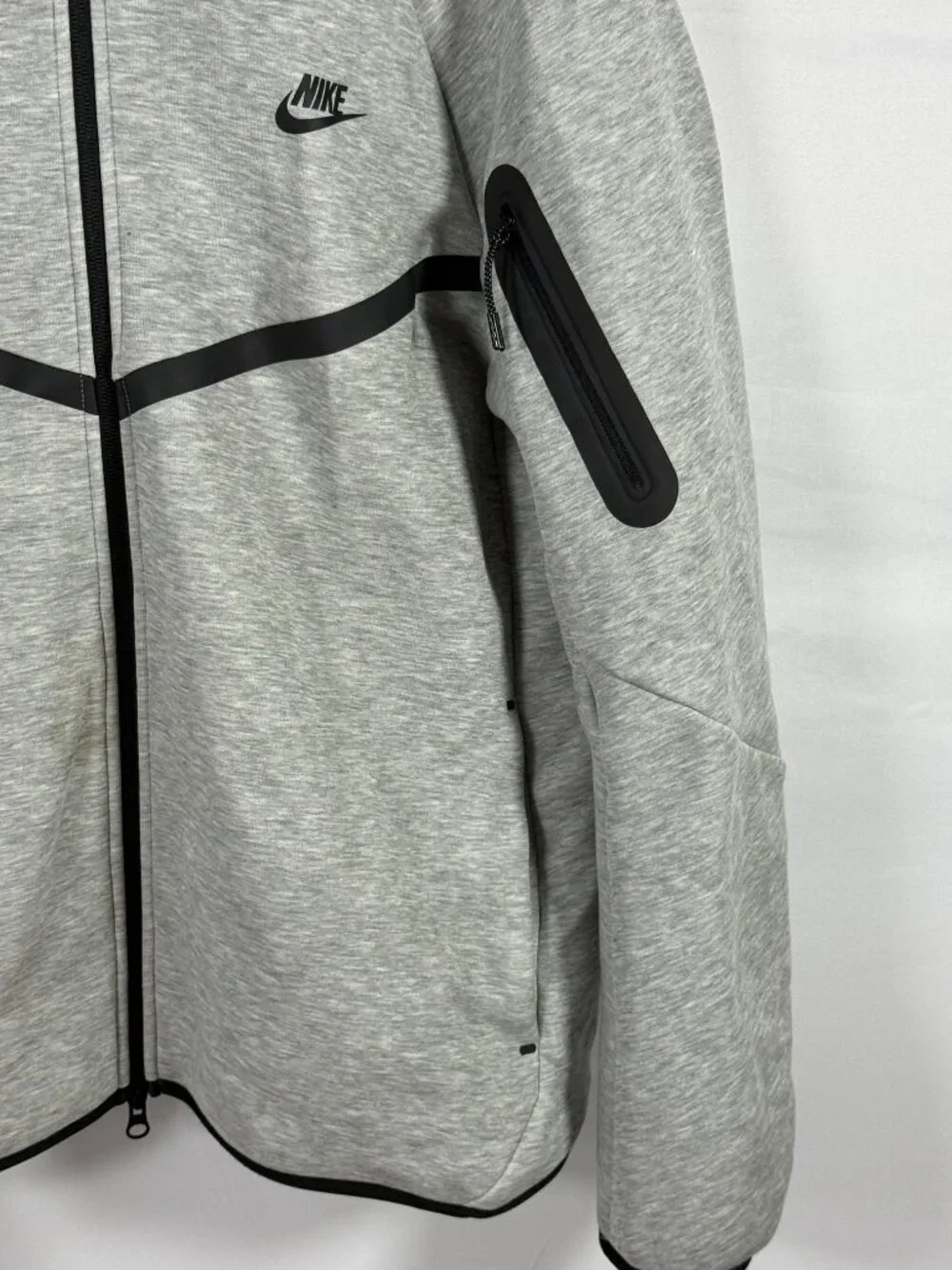 Nike Gray Full Zip Hoodie Jacket Size Large Zip Arm Pocket Black Detail READ